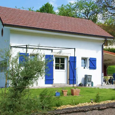 Дом отдыха Cosy With Garden *