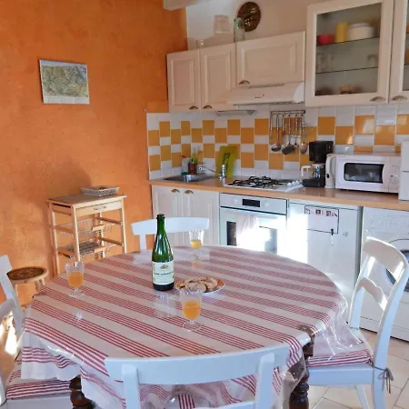 Дом отдыха Cosy With Garden *